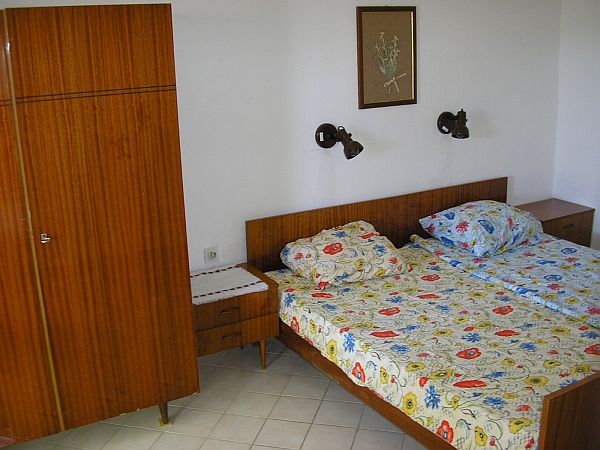 Prizemlje - spavaona: U sobi se nalaze ormar i bračni krevet.