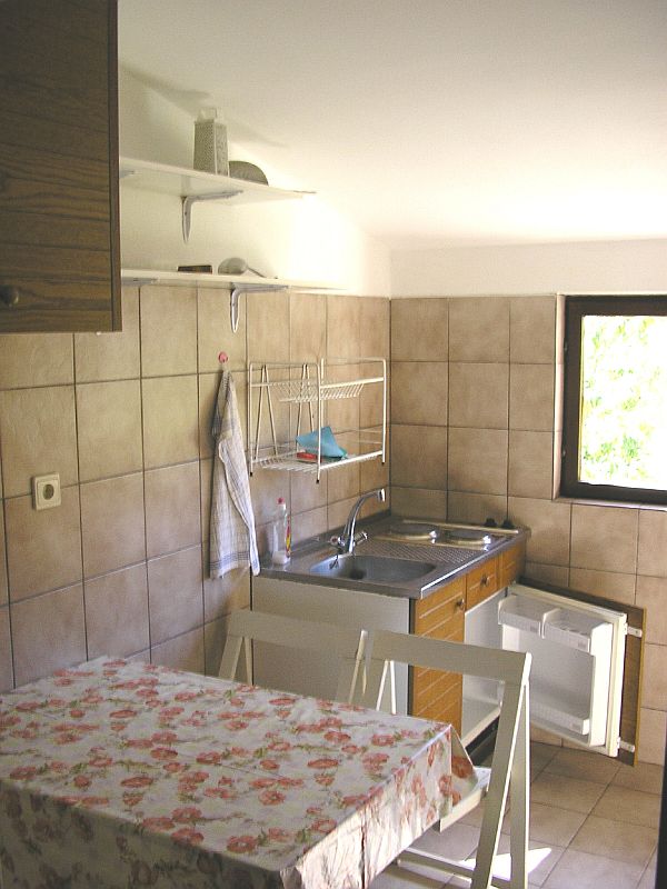Potkrovlje - kuhinja: U kuhinji se nalazi blagovaonski stol. Opremljena je sa: hladnjakom, štednjakom i sudoperom.