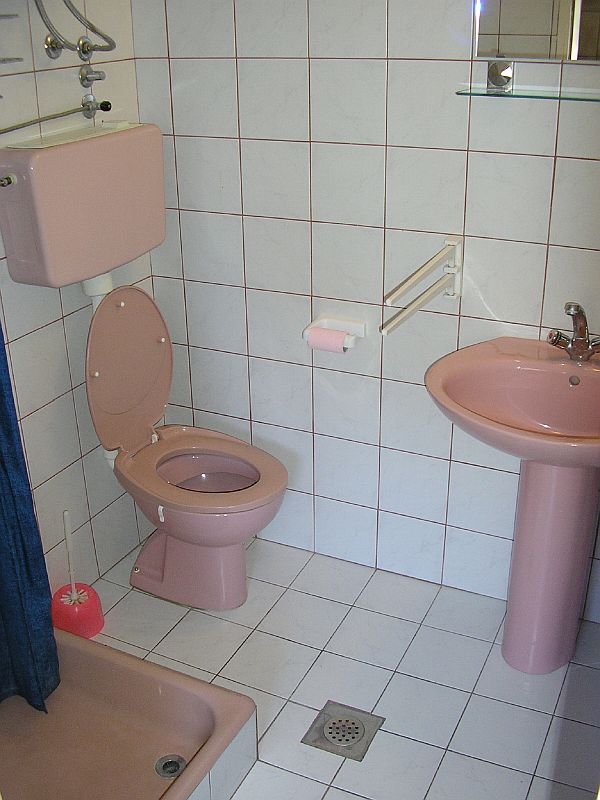 Potkrovlje - kupaona: U kupaoni se nalaze: tuš, umivaonik i WC školjka.